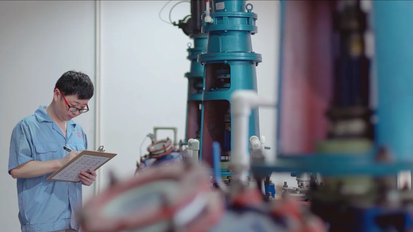 Técnico de calidad inspeccionando uniones de cianoacrilato en piezas industriales